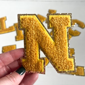 3,12" Amarelo Dourado + Glitter Dourado Passar em Chenille Letras Patches (8 cm) | letras difusas | letras universitárias | times esportivos | mardi gras