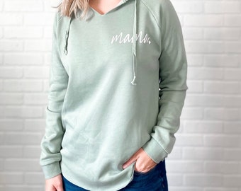 Mama Sage Green Raw Hem Hoodie | moeder leven | cursief | schattig moeder shirt | sweatshirt | zachte | fleece | dames | Moederdagcadeau | cadeau idee