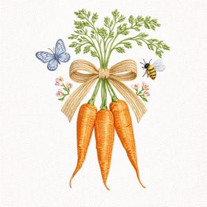 Könnte beinhalten: Gesticktes Bild von drei orangefarbenen Karotten, die mit einem beigen Band, grünen Blattoberteilen und einem blauen Schmetterling zusammengebunden sind. Eine gelb-schwarze Biene und kleine rosa Blüten sind ebenfalls im Design enthalten. Das Bild befindet sich auf weißem Hintergrund.