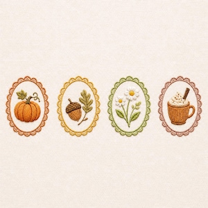 Può includere: Quattro toppe ricamate ovali su uno sfondo di tessuto chiaro. La prima mostra una zucca arancione, la seconda una ghianda con una foglia, la terza margherite bianche con steli verdi e la quarta una tazza marrone con panna e un bastoncino.