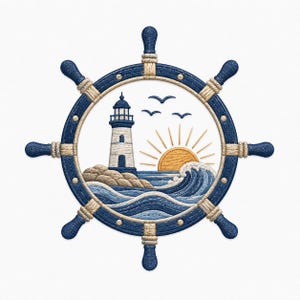 Könnte beinhalten: Ein gestickter Schiffsradrahmen mit einer nautischen Szene, bestehend aus einem weiß-blauen Leuchtturm auf felsigem Grund, einer goldgelben aufgehenden Sonne und blauen Meereswellen. Drei dunkelblaue Vögel fliegen am Himmel über dem Horizont.