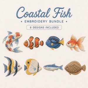 Op de afbeelding: Een borduurpakket met acht kustvisontwerpen. De ontwerpen omvatten een koi, clownvis, blauwe doktersvis, goudvis en andere kleurrijke vissen. De tekst "Coastal Fish Embroidery Bundle" wordt in blauw script weergegeven.