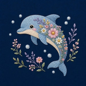 Può includere: Un ricamo su sfondo blu scuro raffigurante un delfino azzurro con il ventre color crema. Il delfino è decorato con vari fiori ricamati, tra cui fiori rosa e bianchi, ed è circondato da piccole bolle d'aria circolari.