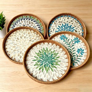 Handgefertigtes rundes Tablett aus Rattan und Perlmutt • Boho Beach Home Decor (30 cm / 35 cm)