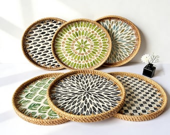 Plateau en rotin avec incrustation de nacre • Plateau de service rond décoratif • 30 cm ou 35 cm • Décoration d'intérieur bohème faite main • Maison naturelle sur le thème de la plage