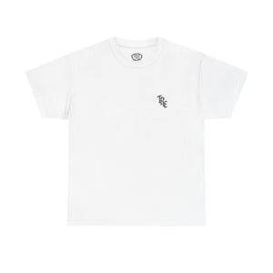 Puede incluir: Camiseta blanca con un pequeño logotipo negro "TRE" en la parte delantera y un logotipo circular en el cuello. La camiseta está hecha de un material suave y cómodo.