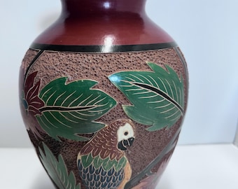 ニカラグアの粘土陶器の花瓶、小さな手作り、鳥、花、猿のモチーフ