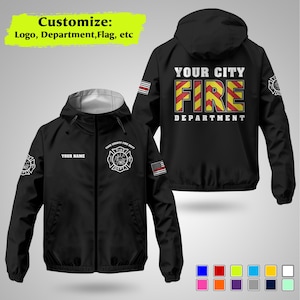 Puede incluir: Chaqueta negra con capucha con "YOUR CITY FIRE DEPARTMENT" impreso en la espalda en amarillo y rojo. La parte delantera presenta un logotipo del departamento de bomberos y el texto "YOUR NAME". Incluye un parche de la bandera estadounidense y un diseño personalizable.