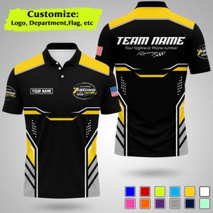 Op de afbeelding: Zwart en geel racing poloshirt met de tekst "TEAM NAME" en "YOUR NAME". Het shirt heeft een ontwerp met witte en grijze accenten en de Amerikaanse vlag op de mouw. Het shirt is aanpasbaar met logo's, vlaggen, etc.