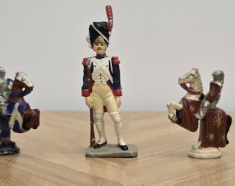 Lote de figuras militares y medievales en latón y metal.