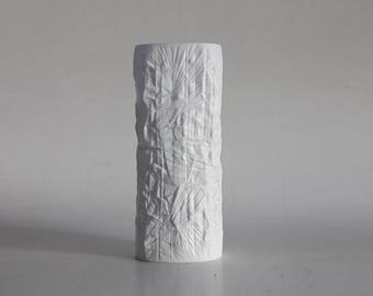 モダニズムの背の高い白い素焼きの磁器のオプアート「ロック」花瓶 - マーティン・フライヤー、ローゼンタール・スタジオ・ライン 60 年代