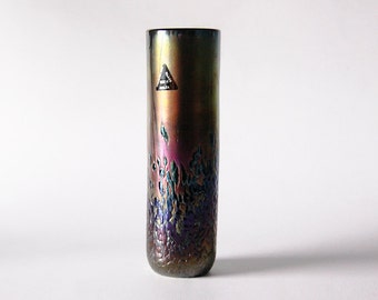 Könnte beinhalten: Eine hohe, irisierende Glasvase mit einem strukturierten, flammenartigen Design. Die Vase hat ein silbernes Dreiecks-Etikett mit dem Text "Glass Made in Italy".
