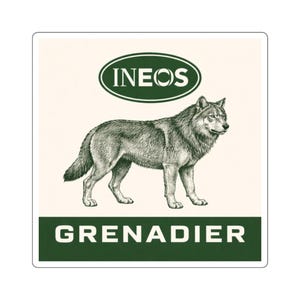 Puede incluir: Adhesivo cuadrado con una ilustración detallada de un lobo en tonos grises. La palabra "INEOS" está en un óvalo verde en la parte superior, y "GRENADIER" en letras verdes en la parte inferior. El fondo es blanquecino.