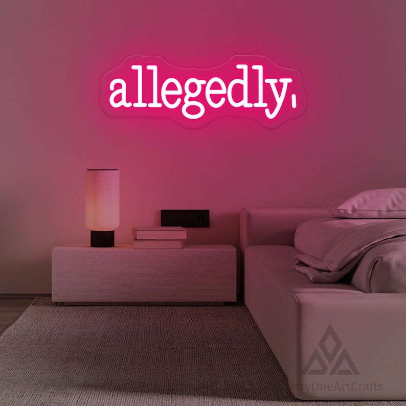 以下が含まれることがあります： 寝室のネオンサインには、白い文字で「allegedly」という言葉が表示されています。このサインは、ピンク色の壁に取り付けられており、ランプ、本、ピンク色の掛け布団が付いたベッドのあるナイトスタンドの上にあります。