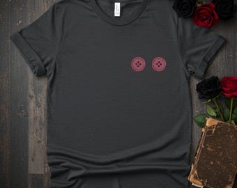 Camiseta Button Eye Club – Camiseta gráfica espeluznante y adorable – Top con estética oscura y caprichosa – Camiseta inspirada en Coraline gótica