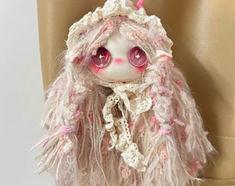 Pingente de boneca de lã com olho de botão: Arte têxtil feita à mão