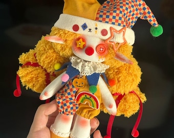 Boneca Waldorf artesanal com olhos de botão – Brinquedo macio de algodão orgânico para bebês, design de palhaço colecionável