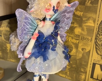 Boneca Waldorf feita à mão com algodão orgânico e olhos de botão – um presente perfeito para bebês.