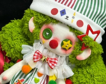 Boneca Waldorf artesanal de algodão orgânico com casa de botão, comércio justo, palhaço verde