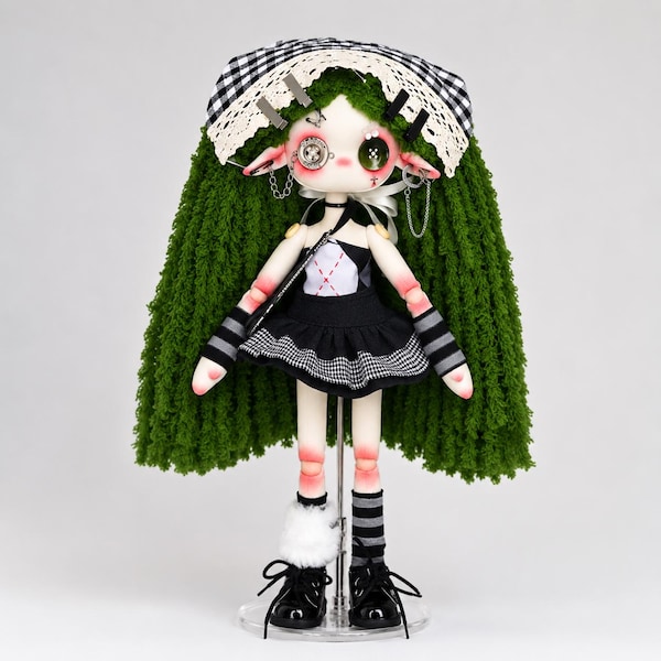 Kunstpop met groen haar, handgemaakte lappenpop met knoopogen