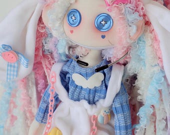 Boneca Waldorf feita à mão – Boneca de pano de algodão orgânico com olhos de botão.