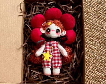 Boneca Elfo de Pelúcia Artesanal com Tiara de Flores Vermelhas, Lindo Presente de Tecido para Crianças e Colecionadores, Boneca Decorativa Exclusiva com Detalhe Floral