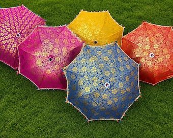 Indiase zijden paraplu: Haldi Mahendi bruiloftsdecor