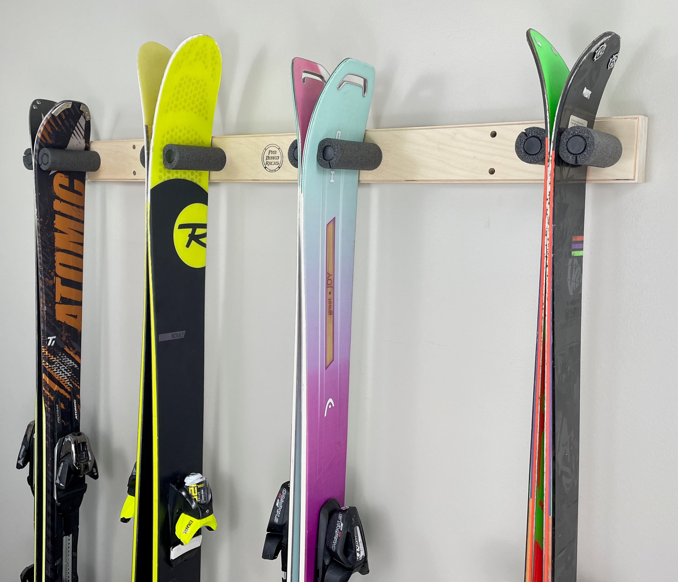 Supports muraux pour skis en chêne massif : La façon durable et