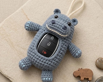 Funda para llaves de hipopótamo amigurumi adorable, estuche para llaves de ganchillo hecho a mano para mujer, regalo pequeño de bolsillo para su novia, compañera de trabajo o mejor amiga.