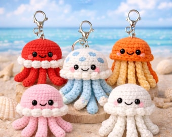 Llavero de medusa de crochet: adorable medusa con gorro, bufanda y flor. Regalo hecho a mano con forma de animal marino. Un bonito regalo de vida marina.