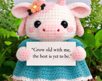 Peluche de vaca de crochet personalizado con cita romántica, vaca sentada amigurumi hecha a mano, regalo de San Valentín, regalo de aniversario, linda decoración de crochet