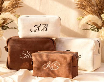 Borsa per cosmetici a nido d'ape personalizzata, borsa da toilette con nome personalizzato, borsa per il trucco con monogramma ricamato, borsa per il trucco da damigella d'onore