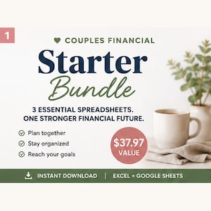 Op de afbeelding: Een digitale productafbeelding met de titel Couples Financial Starter Bundle met 3 essentiële spreadsheets. De tekst bevat Plan together, Stay organized, Reach your goals en Instant Download voor Excel en Google Sheets. Een mok en plant zijn zichtbaar.