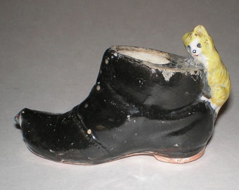 Kitten Shoe "Puss & Boot" And A Peekaboo Mouse-Antique 20s Ceramic Shoe Collectible - Made In Japan