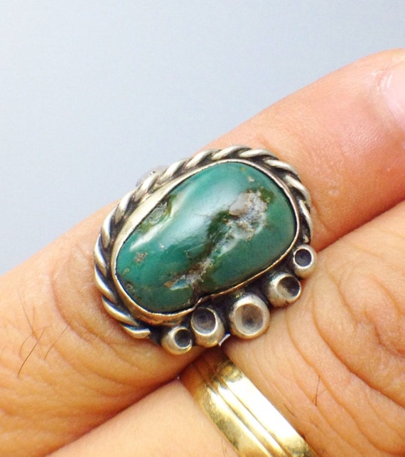Size 6 Hand Made Stone Ring Bisbee Turquoise Dead Pawn Navajo Peyote Button Detail Vintage 40s Native American Silver Jewelry