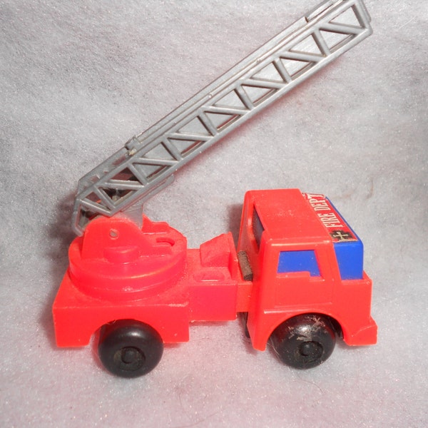 Fire Truck Vintage LYRA Plastic Molded Expanding Extension Ladder Truck 70s Hing Kong Friction Toy