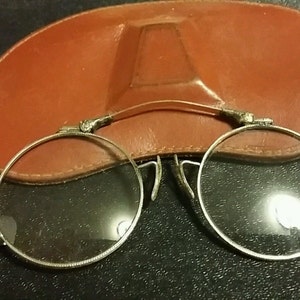 Pince Nez Lunettes de vue « Pliantes » et étui en cuir Gothique Quizing Antique ouvragée lentille grossissante vers 1870