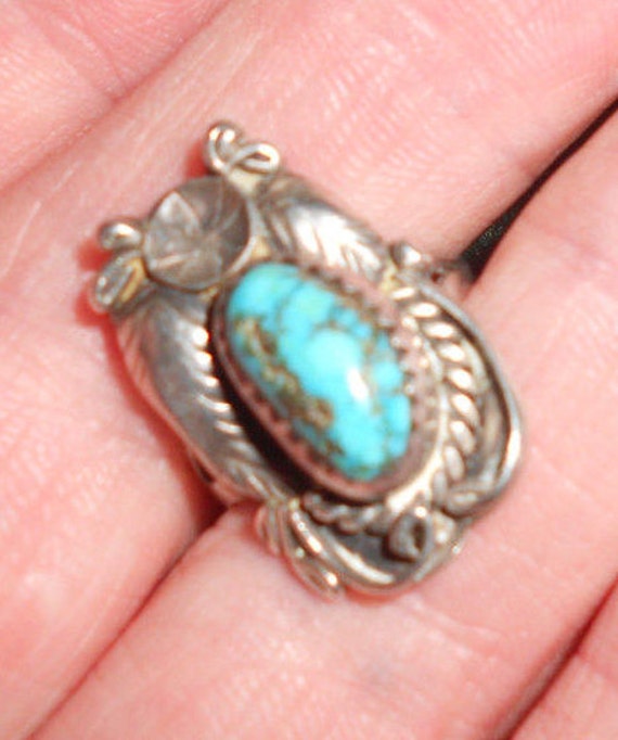 Size 6 Hand Made Stone Ring Bisbee Turquoise Dead Pawn Navajo Peyote Button Detail Vintage 40s Native American Silver Jewelry
