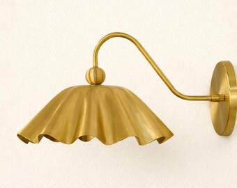 Aplique de pared de latón festoneado, lámpara de tocador de baño de mediados de siglo, lámpara de pared de latón antiguo para mesita de noche.