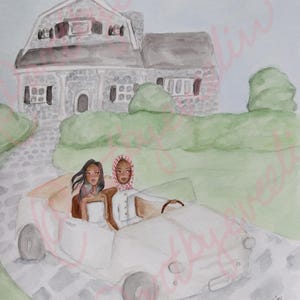 Könnte beinhalten: Aquarellmalerei von zwei Personen in einem weißen Cabrio, das auf einer Kopfsteinpflasterstraße fährt. Das Auto steht vor einem großen Steinhaus mit grauem Dach und grünen Büschen. Die Personen tragen weiße und beige Kleidung.