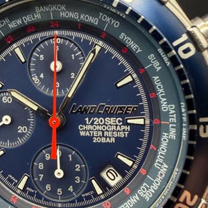 Puede incluir: Un juego de tres tazas de cerámica con un acabado mate moteado. Las tazas son de color crema, gris claro y gris oscuro. Cada taza tiene un diseño simple y minimalista y un asa redondeada.