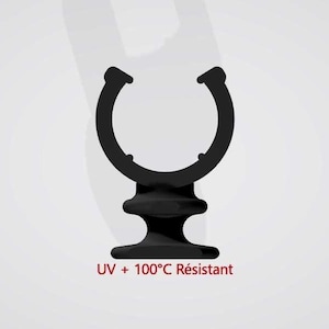 Peut inclure: Un clip noir en forme de U avec une base arrondie et deux bras incurvés. Le texte "UV + 100°C Résistant" est imprimé en bas. Le clip est conçu pour résister aux températures élevées et aux UV.