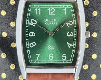 Reloj de pulsera Seiko de lujo vintage, delgado, con esfera verde, movimiento de cuarzo para hombre / Forma rectangular / Correa de cuero / Estilo tanque