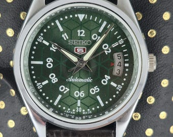 Luxury Vintage Seiko 5 Automatic Green Dial Cal. 6309 Men's Wristwatch | 17 Jewels | Date Indicator | Round Shape | Leather Band