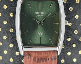 Reloj de pulsera Seiko de lujo vintage, delgado, con esfera verde, movimiento de cuarzo para hombre / Forma rectangular / Correa de cuero / Estilo tanque