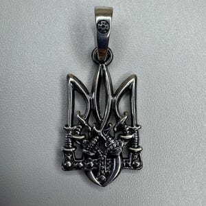 Srebrny wisiorek z ukraińskim tryzubem – naszyjnik z symbolem trójzębu, biżuteria z godłem narodowym