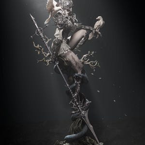 Könnte beinhalten: Detaillierte Skulptur einer Kriegerfigur, geschmückt mit kunstvoller Rüstung und Helm. Die Figur hält einen Speer und wird von zwei weißen Vögeln begleitet. Die Skulptur ist vor einem dunklen, atmosphärischen Hintergrund platziert.