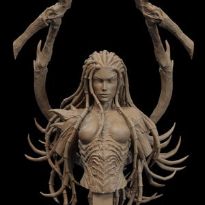 Puede incluir: Busto de color beige de una figura femenina con cabello largo trenzado y detalles intrincados en forma de armadura en el pecho y los hombros. Dos grandes apéndices curvos se extienden hacia arriba desde la espalda.