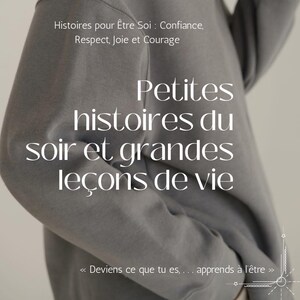Peut inclure: Un sweat-shirt gris avec le texte "Petites histoires du soir et grandes leçons de vie" en blanc. Le texte "Histoires pour Être Soi: Confiance, Respect, Joie et Courage" est au-dessus du texte principal. La phrase "Deviens ce que tu es, ... apprends à l'être" est en dessous.