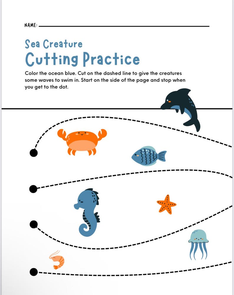 Puede incluir: Una hoja de trabajo blanca titulada "Sea Creature Cutting Practice" con instrucciones. Presenta ilustraciones de criaturas marinas, incluyendo un cangrejo, un pez, un caballito de mar, una estrella de mar, un camar&oacute;n, una medusa y un delf&iacute;n. L&iacute;neas discontinuas gu&iacute;an el corte.